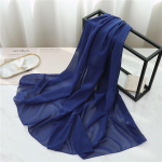 P&auml;rlvalge &uuml;hev&auml;rviline &scaron;ifoonist ristk&uuml;likukujuline sall: Mitmek&uuml;lgne naiste peapael ja sall. 175*70cm