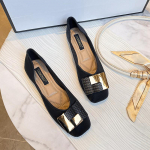 Uued naiste tasapinnalised kingad Kevadsuvi Naistele &uuml;mmarguse varbaosa metallik Dekoratsiooniga Nahast vabaajajalatsid Moodsad slip-on p&uuml;ksid 33-43 43