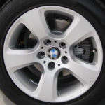 &Uuml;hildub BMW 5. seeria 525li, 535, 520, 530 ja 528 velgedega; saadaval 17 , 18 ja 19 alumiiniumvelgede ja rehvidega.