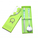 Tere, uus Hiina stiilis elegantne libisemiskindel disain roostevabast terasest s&ouml;&ouml;gipulgad lusikate kinkekomplekti m&uuml;&uuml;giedendus punane