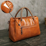 K&auml;sitsi kootud &uuml;lemise k&auml;epidemega kott, suure mahutavusega nahast k&auml;ekotid kivimustriga p&otilde;ik&otilde;lakotid naistele pruun