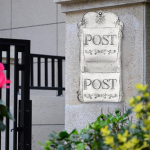 Seinale paigaldatav postkast Tilkpost Antiikne disain Raudne postkast Ajalehehoidja Rippuv post sinine