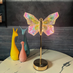 Metallist akr&uuml;&uuml;list liblikas laualamp p&otilde;hjamaise magamistoaga t&uuml;drukutuba LED laetav voodikeskkond v&auml;ike &ouml;&ouml;lamp USB plug&3color