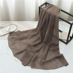 P&auml;rlvalge &uuml;hev&auml;rviline &scaron;ifoonist ristk&uuml;likukujuline sall: Mitmek&uuml;lgne naiste peapael ja sall. 175*70cm