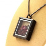 Pierres et Min&eacute;raux. Collier Tourmaline multicolore brut. Mod&egrave;le carr&eacute;. Couleur Noir.