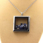 Pierres et Min&eacute;raux. Collier Benitoite brut. Mod&egrave;le carr&eacute;. Couleur Argent.