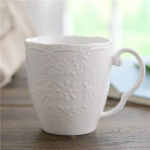 Euroopa valge portselan reljeefne roosiga kohvikruus Bone China Vintage hommikus&ouml;&ouml;gi piimakruus kontori teetass joogin&otilde;ud