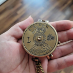 V&otilde;rgust v&auml;ljas kalender 100-aastane pidev ts&uuml;klikompass, taskuga kaasaskantav EDC elluj&auml;&auml;mislaagri varustuse vigade eemaldamise t&ouml;&ouml;riist k&auml;sitsi valmistatud kompass