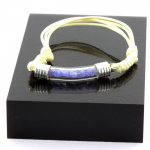Pierres et Min&eacute;raux. Bracelet Tanzanite brut. Couleur beige.