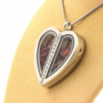 Pierres et Min&eacute;raux. Collier Rubis + Tourmaline multicolore brut. Mod&egrave;le coeur. punane