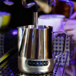 Roostevaba terasest piimavahustuskann 600ml(20 untsi) Piimavahustuskann termomeetriga, kunstikann espressomasinatele, latte-kunst