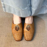 Prantsuse retro kootud peapael poolik suss lambanahast versioon, mida saab kanda &otilde;ues &uuml;he jalaga, moekas ja laisk naine. 40 must