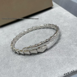 18K kullatud kollane roosikuld teemant madu k&auml;ev&otilde;ru: Luksuslik kolmekordse ringiga k&auml;ev&otilde;ru naistele. Size S (<16cm wrist) gray