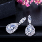 CMM tippkvaliteetsed valged kuldsed kuubikujulised tsirkooniumoksiidist veetilga k&otilde;rvar&otilde;ngad valge