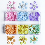 3D lillelised k&uuml;&uuml;nev&otilde;lusid, 3D akr&uuml;&uuml;list lillelised k&uuml;&uuml;nekunstid, valged roosad segatud kirsi&otilde;ielised p&auml;rlitega kevadised kalliskivid manik&uuml;&uuml;r DIY k&uuml;&uuml;nte kaunistused