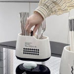 Tolmukindlad s&ouml;&ouml;gipulgad, puur, lusikas, hoiukarbi s&ouml;&ouml;giriistade hoidik, t&uuml;hjenduspulk, &auml;mber, n&otilde;ud, t&uuml;hjendusrest T&ouml;&ouml;laua kaunistus