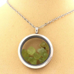 Pierres et Min&eacute;raux. Collier P&eacute;ridot brut. Mod&egrave;le M&eacute;daillon 30 mm. Couleur Argent.