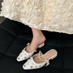 Moodsad naiste sussid 2024 New Mules Crystal Pearl Kleit Flip Flop Kingad Naiste Disainer terava varbaga Mary Jane Kingad Madala kontsaga sandaalid 37 beež