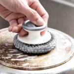 Malmist puhastusvahendiga n&otilde;udehari, k&ouml;&ouml;giriistade puhastusharjad, pann hall