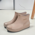 Naiste &uuml;hev&auml;rvilised l&uuml;hikesed veekindlad kingad, madala s&auml;&auml;rega libisemiskindlad vihmasaapad, v&auml;listingimustes kantavad vihmakingad 38