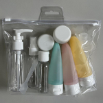 11-osaline reisi&uuml;likond, kosmeetikapudel, plastpudeli kreemipudel, tooneripudel, pihustipudel &scaron;ampooni seebi ja &scaron;ampooni jaotur