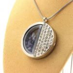 Pierres et Min&eacute;raux. Collier Benitoite brut. Mod&egrave;le demi-cercle.