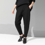 Tumedad lahedad naiste p&uuml;ksid kevadised ja s&uuml;gisesed vabaaja p&uuml;ksid &otilde;hukesed elastsed v&ouml;&ouml;kohad, v&auml;ikesed jalad Harun p&uuml;ksid L