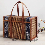 1 tk K&auml;sitsi valmistatud bambusest piknikukorv k&auml;epidemetega, ristk&uuml;likukujuline retrostiilis kokkupandav bambusest kott suupistete ja puuviljade jaoks, kaasaskantav kootud