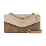 COACH Klare 26 logotr&uuml;kiga metallist logo kaetud l&otilde;uend ja nahast &uuml;mbrikukott &otilde;lakott ristkorpusse kantav kott keskmine naiste beež kuld