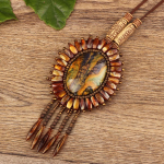 Etnilises stiilis Nepali ehted, nahast kaelakee, eksootiline disain, k&auml;sitsi kootud vintage B&ouml;&ouml;mi esemed