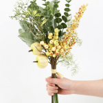 1 kimp kunstlilled v&otilde;ltstaimed kunstlikud flokeeritud talled k&otilde;rvalehed kunstrohelised eukal&uuml;ptimarjad pulmadeks Kodu aiapeolauakaunistus roheline