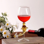 Pokaal veiniklaasist joogitopsi kokteili&scaron;ampanja perekogunemiseks, koduseks kasutamiseks kingitus kollane