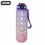 1-liitrine sportlik veepudel ajamarkeri tassiga Motiveeriv kaasaskantav lekkekindel veepudel v&auml;listingimustes kasutatavate plastikust matt-veepudelite jaoks