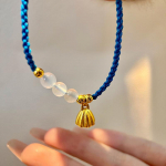 Kaltsedoni Lotus Pod k&auml;ev&otilde;ru, naiste minimalistlik ni&scaron;ikujundus, v&auml;ike kuldne helmes, lootose k&auml;sitsi kootud k&ouml;is