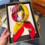 70*70cm siidist r&auml;tik ruudukujuline tr&uuml;kitud sall naiste satiin kaelaga juuksepael Pehme kaelar&auml;tt Bandana Foulard 70*70cm