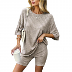 Naiste kahest osast koosnev pidžaamakomplekt &uuml;mara kaelusega poolpikkade varrukatega &uuml;laosa ja l&uuml;hikeste p&uuml;kstega. R&otilde;ivad puhkamiseks, pidžaamakomplektid S kaamel