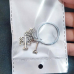 Tasakaalu, kohtuniku ja raamatu v&otilde;tmehoidja advokaadile, seljakoti ripats, k&auml;sitsi valmistatud isetehtud kotitarvikud