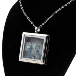 Pierres et Min&eacute;raux. Collier Aigue-Marine brut. Mod&egrave;le carr&eacute;. Couleur Argent.