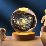 Kristallkuul &Ouml;&ouml; Klaaskuul Puidust Alusega Laualamp &Ouml;&ouml;lamp (7,5 cm, Universumi C pall) (Galaktiline kristallkuul)