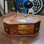 Kaunis Stilist Disain Puidust K&auml;sitsi valmistatud puidust ja messingist ehtekarp j&otilde;ulukink