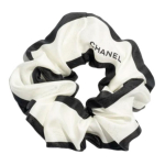 Chanel 26P Kevad-Suvi Eelkogu Br&auml;ndi T&auml;htlogo Disain Siidist Juuksekummi Naiste Aksessuaarid Helebeež Must AAB845-B23692-U8183 Ivory/Black