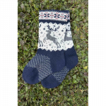 Villased sokid hirvega valgel taustal