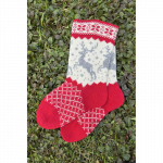 Villased sokid hirvega valgel taustal