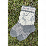 Villased sokid hirvega valgel taustal