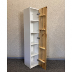 Valge seinakapp naturaalsest puidust uksega (Ekspositsioon)