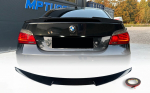 E60 M4-stiilis pagasiruumi spoiler must l&auml;ikiv