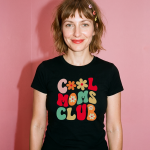 Naiste T-s&auml;rk &ldquo;COOL MOMS CLUB&rdquo;, must, taljesse l&otilde;ikega