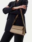 Calvin Klein Jeans K&auml;ekott Belted Small Shoulder Bag LV04K3110G Beež