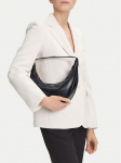Calvin Klein K&auml;ekott Pinched Soft Crescent Sm LV04F3010G Must
