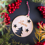 Puidust j&otilde;ulum&auml;nguasi graveeritud valitud nimega